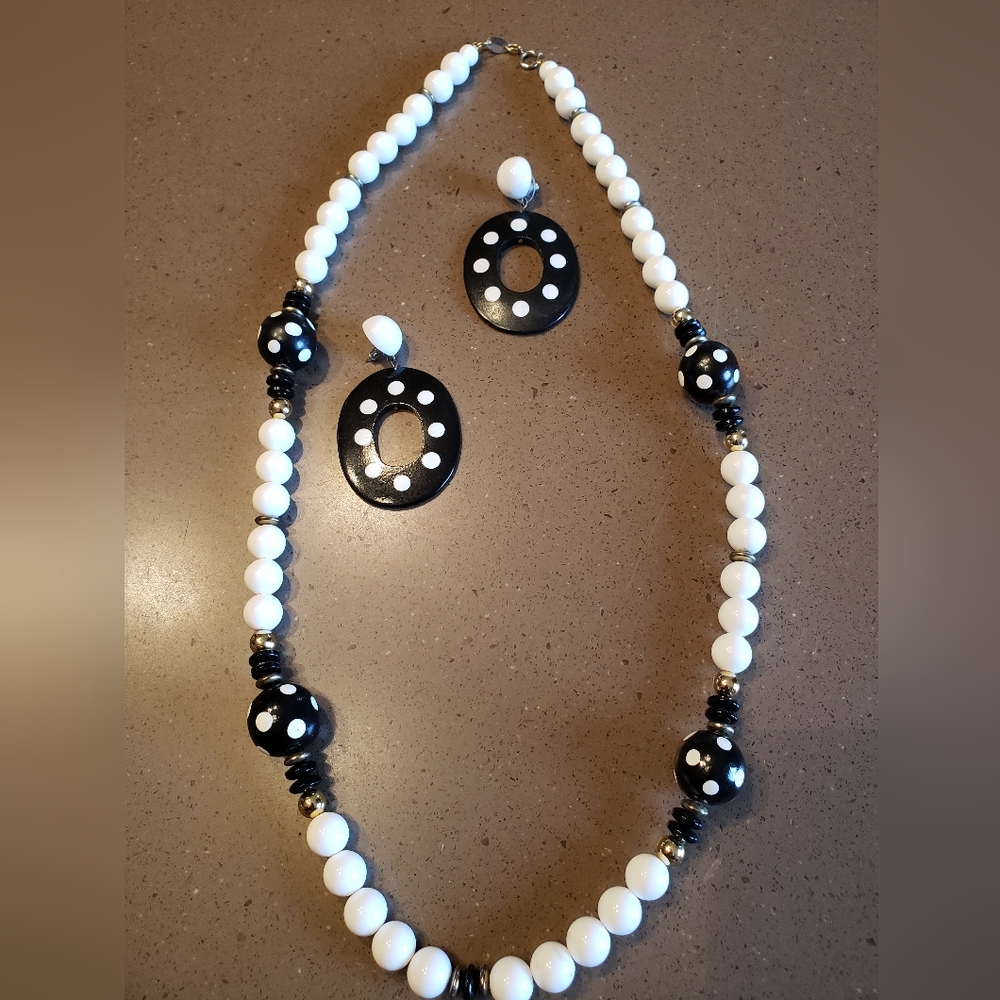 Vintage black and white necklace set
